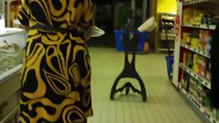 மூன்று சேவல் பிட்சுகள் இசபெல், ஜோ மற்றும் அலானா ஆகியோர் தங்கள் காக்ஸைத் துடைக்கிறார்கள்