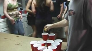 சப்பி ஆசிய குழந்தை அசுசா நாகசாவா தனது மனிதனை முழுவதும் நக்கிக் கொண்டிருக்கிறார்