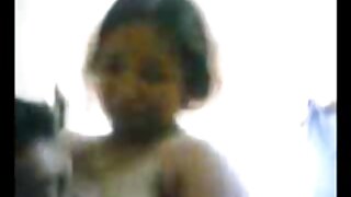 அமேசிங் லத்தீன் குழந்தை அட்ரியானா டெவில் தனது புண்டையைக் காட்டி டிக்யூவை வீசுகிறார்