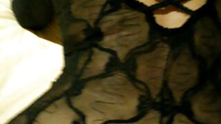 இனிப்பு கருப்பு ஹேர்டு பெண் தனது மிருகத்தனமான மனிதனின் சுவையான கடின சேவலை பேராசையுடன் சவாரி செய்து உறிஞ்சுகிறார்